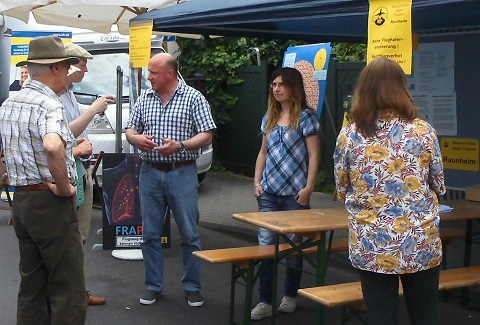 Diskussion am Stand